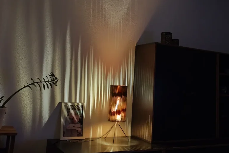 Nachhaltige Holzleuchte im Industrial Design – handgemacht von made2be, zeitlos und reduziert